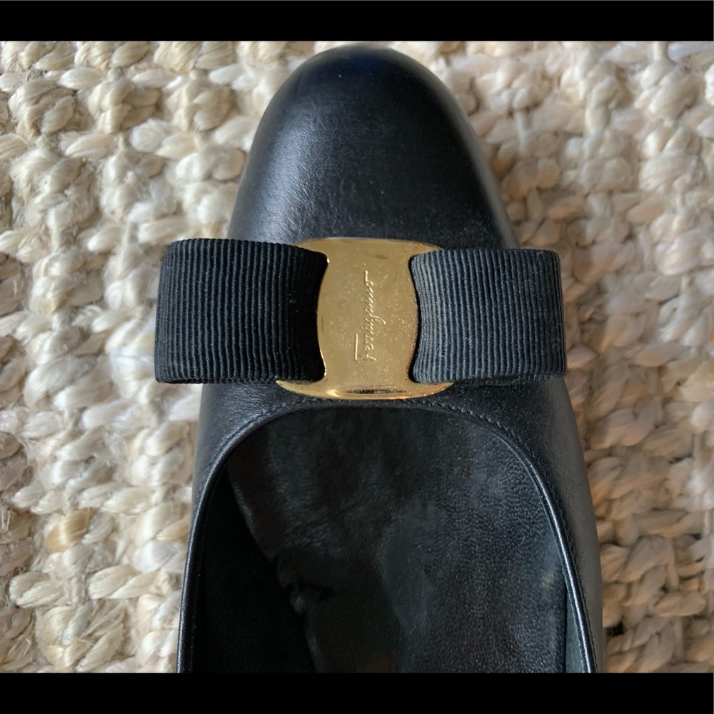 Salvatore Ferragamo black leather Vara heels sz 8